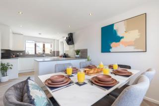 Modern 5-Bed Home With Hot Tub - - 6