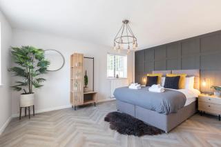Modern 5-Bed Home With Hot Tub - - 0