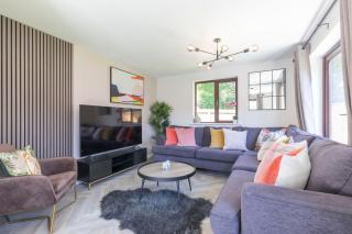 Modern 5-Bed Home With Hot Tub - 7