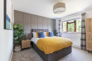 Modern 5-Bed Home With Hot Tub - - 1