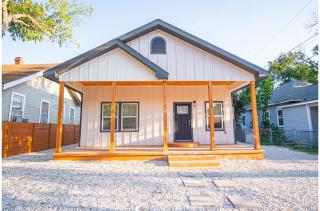 Experience Convenience w 4BR3BA Near Alamodome - San Antonio - 0