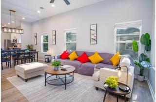 Experience Convenience w 4BR3BA Near Alamodome - San Antonio - 5