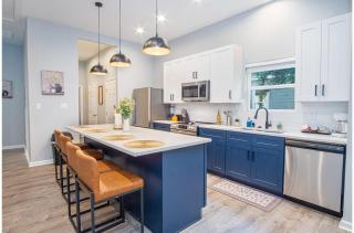 Experience Convenience w 4BR3BA Near Alamodome - San Antonio - 1