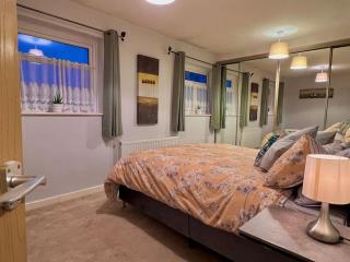 Cheerful 2 Bedroom Home with Off-road parking - Deysbrook - 1