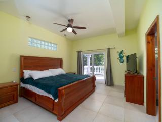 Casa Alegre- Heart of Tres Cocos Area across from Truck Stop by Stay Floreo - San Pedro - 9