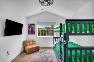 Zion Plush Family Escape HotTub, Games, Sleeps 14 - 4