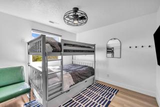 Zion Plush Family Escape HotTub, Games, Sleeps 14 - Glendale - 2