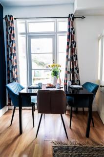 Modern Central Location 4 Bed House ! - 6
