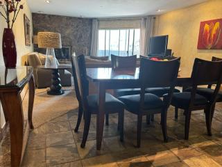 Best location in the heart of lions head, Ski lockers, jacuzzi and pool - 2