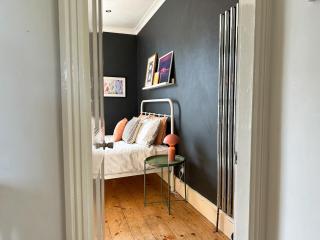 NEW Spacious Family Home with Parking & Garden - Sleeps 6 - Perfect for Families - 2