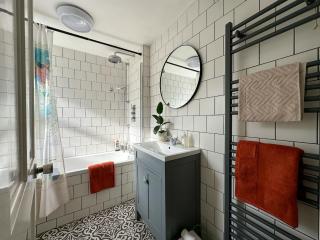 NEW Spacious Family Home with Parking & Garden - Sleeps 6 - Perfect for Families - 6