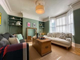 NEW Spacious Family Home with Parking & Garden - Sleeps 6 - Perfect for Families - 1