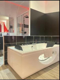 Suite ROMANTICA Balnéo - Olympe Suites & Spa Lille, Croix, Roubaix - Croix - 9