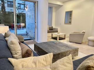 Private Townhome near UN - 8