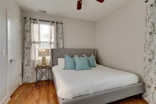 4BD Haven in the Nations, walk to bars and restaurants! Minutes to Broadway! - 1