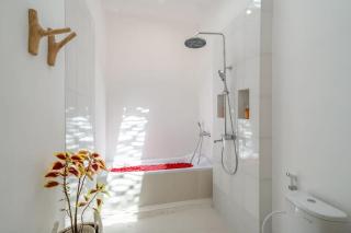 Villa TOLOSA - NEW Modern & Luxury 3BR - Central Canggu Beach - Canggu - 7