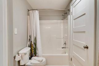 East Nash Retreat- Sleeps 10, Yard, Walk to Bars! - Nashville - 2