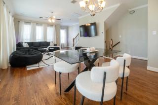 3 BD Townhome w Rooftop Terrace w Free Parking - 9