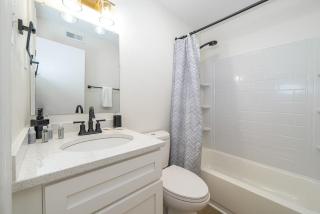Sojourn's Harborage Coral Suite Pets Welcome - North Camellia Acres - 4