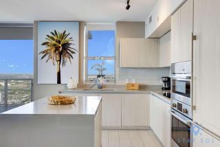 High Floor 3BR - 2BA - Resort Fees & Parking Incl - 8