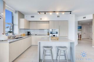 High Floor 3BR - 2BA - Resort Fees & Parking Incl - 7