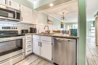 Chic Murrells Inlet Getaway about 2 Mi to Marsh Walk! - 2