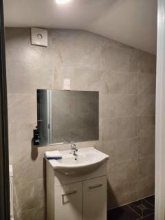 2 Double Beds including 1 Sofa Bed Garden Chalet, 14 Phyllis St, Mt Albert, Auckland - Auckland - 9