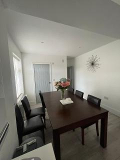 Five bedroom lovely house ideal for large groups, contractors and family stays - 8