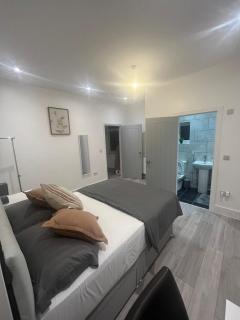 Five bedroom lovely house ideal for large groups, contractors and family stays - 4