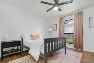 Charming Home Near Sea World & Six Flags Sleeps 8 - San Antonio - 2