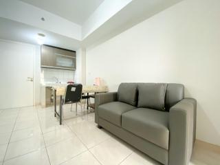 Elegant and Comfy 2BR Springlake Summarecon Bekasi Apartment near Summarecon Mall By Travelio - 4