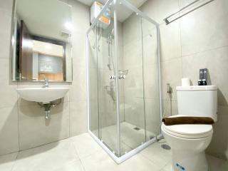 Minimalist Studio at Pollux Chadstone Apartment By Travelio - Bekasi - 1