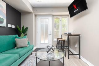 Lakeside Haven - Cozy Townhome in Liberty Village - 9