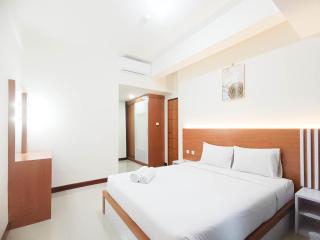 Spacious and Comfortable 3BR Vida View Makassar Apartment By Travelio - Pampang - 6