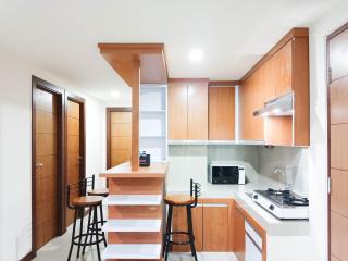 Spacious and Comfortable 3BR Vida View Makassar Apartment By Travelio - Pampang - 5