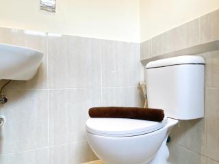 Comfort Stay 2BR at Meikarta Apartment By Travelio - Cikarang - 5
