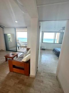 Escape to Serenity by the Sea! Beachfront Apartment with Pool, Just 5 Minutes from the Ferry - Cancún - 4
