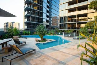 Resort Living 2BR with Pool Spa Gym & Parking - Brisbane - 6