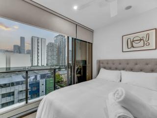 Resort Living 2BR with Pool Spa Gym & Parking - 3