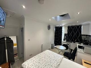 Luxury Ensuite Studio In Crayford Dartford Bexley London With Full Kitchen And Side Garden Alleyway Entrance - Slades Green - 4