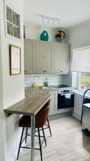 Luxury House - 2 x Double Beds w Ensuites - 1