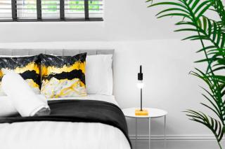 Stylish Apartment - Parking - Outdoor Terrace - Wolverhampton - Netlix - Wifi - 9bPC - Wolverhampton - 2