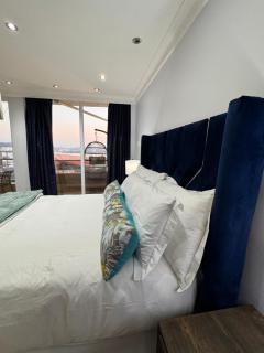 Accommodation Front - Extravagant 4 Sleeper Penthouse with Stunning Views - 5