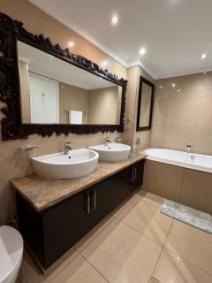 Accommodation Front - Extravagant 4 Sleeper Penthouse with Rooftop Jacuzzi - Durban - 1