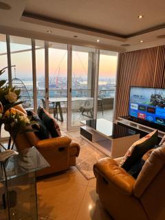 Accommodation Front - Extravagant 4 Sleeper Penthouse with Rooftop Jacuzzi - Durban - 0
