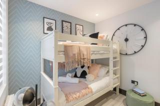 Unwind in Style 2BR with Cozy Backyard for Groups - London - 6