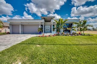 Villa Perfection by CoralVilla- luxurious, sun deck on water - Shell Point Village - 0