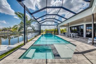 Villa Perfection by CoralVilla- luxurious, sun deck on water - Shell Point Village - 6