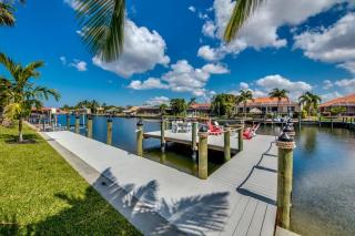 Villa Perfection by CoralVilla- luxurious, sun deck on water - Shell Point Village - 2