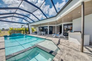 Villa Perfection by CoralVilla- luxurious, sun deck on water - Shell Point Village - 7